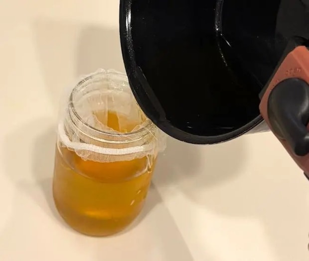 油を注ぐ様子（撮影：grapeライフハック編集部）