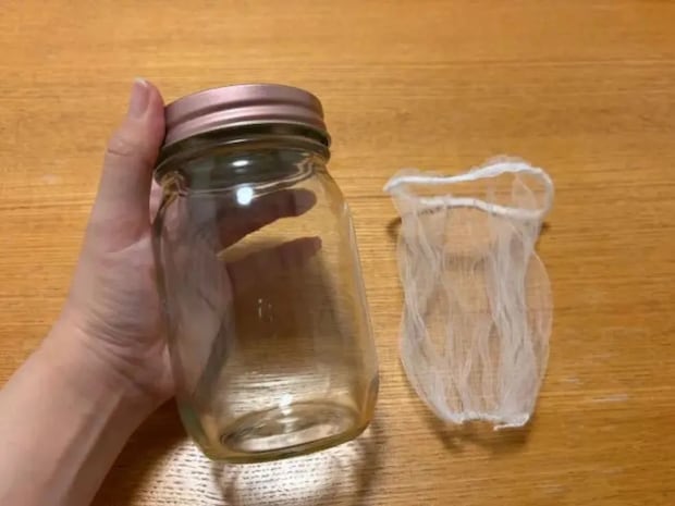 100均の『水切りネット』を瓶にセット！　揚げ油の保存がラクになる活用術