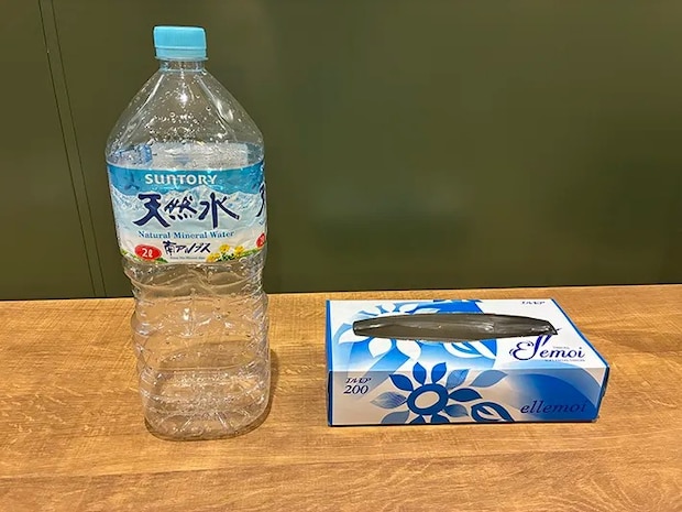 机に置かれた2Lペットボトルとティッシュケース（撮影：grapeライフハック編集部）