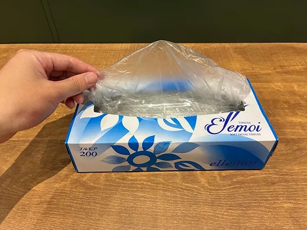 ティッシュケースに入ったポリ袋を引き出す場面（撮影：grapeライフハック編集部）