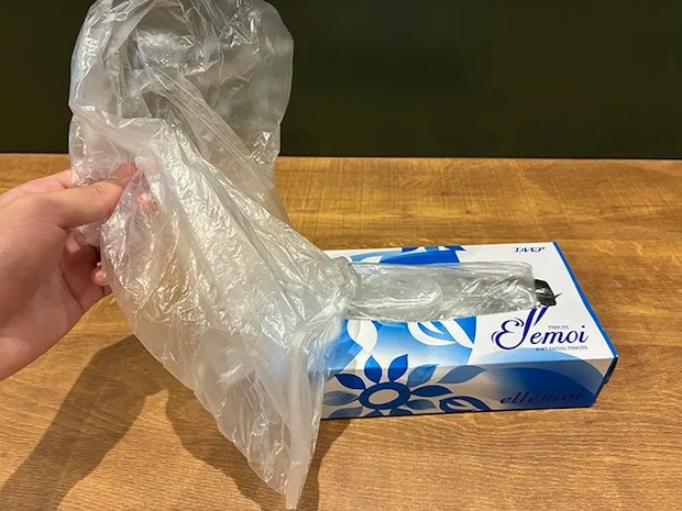 ティッシュケースから引き出したポリ袋（撮影：grapeライフハック編集部）