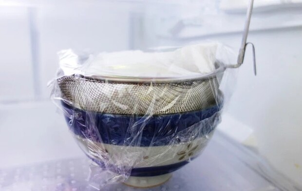 冷蔵庫でヨーグルトを水切りする画像（撮影：エニママ）