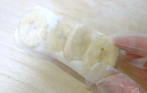 バナナとヨーグルトをライスペーパーで巻いた画像（撮影：エニママ）