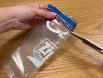 ジッパー袋にポリ袋を詰めて吊るすと？　材料3つで完成した『収納』が想像以上の使い勝手！
