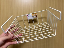 つっぱり棒に『吊り下げワイヤーバスケット』を掛ける　『縦向き』で使う裏ワザとは【収納術】