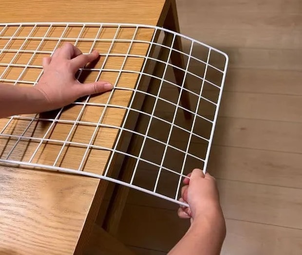 ワイヤーラックを曲げている様子（撮影：grapeライフハック編集部）