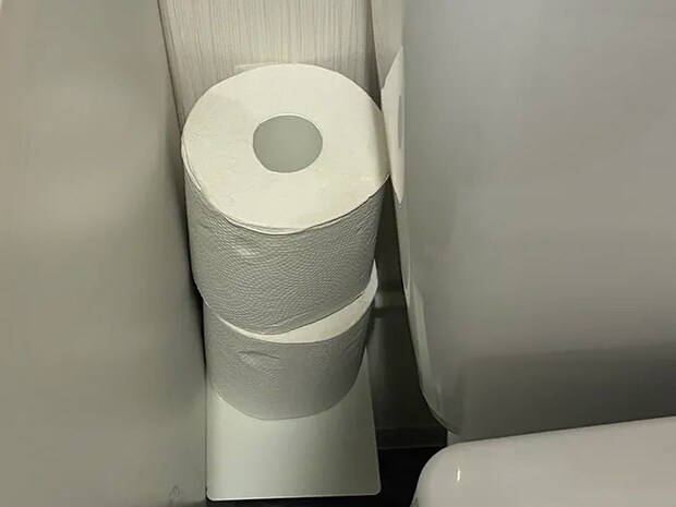 ブックエンドの上に積んだトイレットペーパー（撮影：grapeライフハック編集部）
