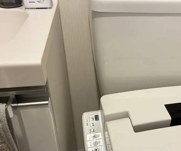 トイレと洗面台の間のデッドスペース（撮影：grapeライフハック編集部）