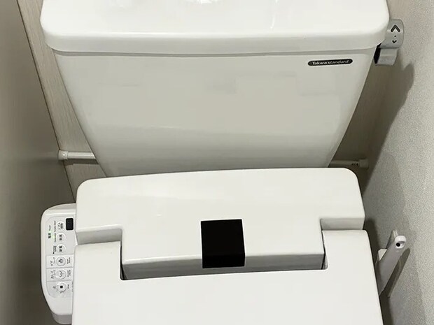 トイレの後ろに設置したつっぱり棒（撮影：grapeライフハック編集部）