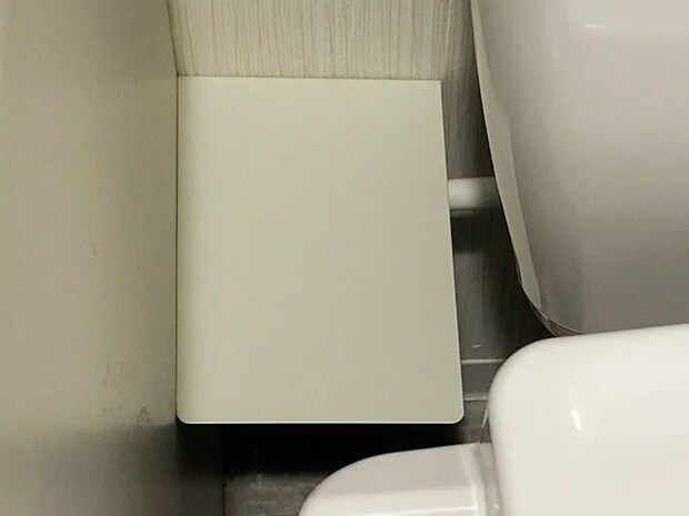 つっぱり棒と壁の間に差し込んだブックエンド（撮影：grapeライフハック編集部）