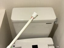 トイレのデッドスペースに『浮かせる収納』　100均アイテム2種を生かすと「手間が減った！」