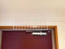 玄関につっぱり棒を設置して…　ワイヤーネットと組み合わせて収納作る裏ワザ