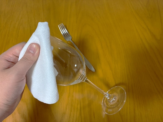普通のふきんに見えるでしょ? 拭くだけで食器が見違える『100均有能ふきん』が超優秀