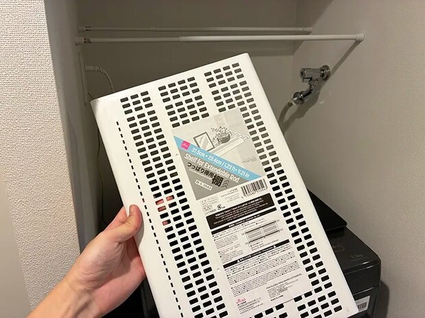 手に持ったつっぱり棒用棚（撮影：grapeライフハック編集部）