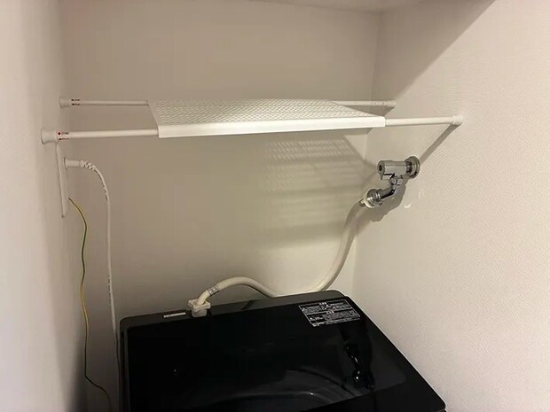 つっぱり棒と棚で洗濯機上に作った収納棚（撮影：grapeライフハック編集部）