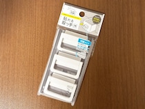 ダイソーの『取手』にS字フックをかけると？　下駄箱に貼ったら便利な収納アイテムに！