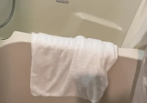 バスタブと白いタオルの写真