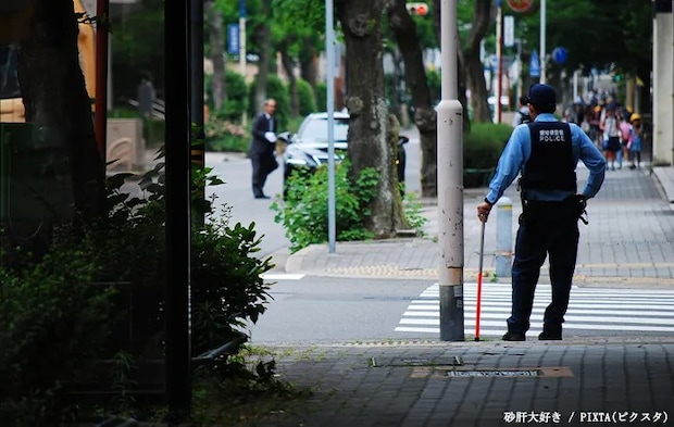 警戒する警察官のイメージ写真