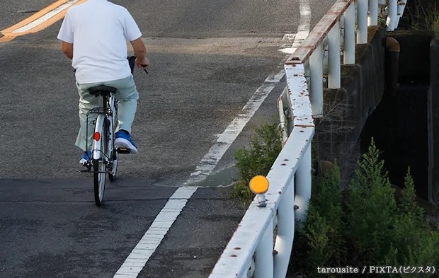 道路と自転車の写真