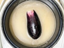 炊飯器にナスを丸ごとドボン　炊きあがりに「病みつきになる」「おにぎりにもいい」