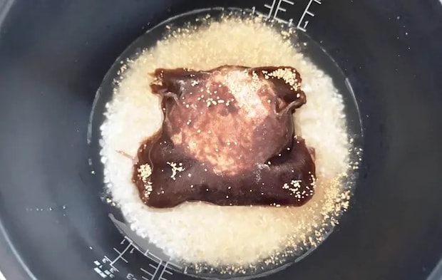 『洋食亭®ハンバーグ　自家製デミグラスソース』とコンソメを加えた画像（撮影：エニママ）