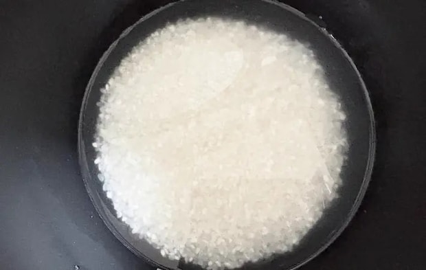 炊飯器に米と水を入れた画像（撮影：エニママ）