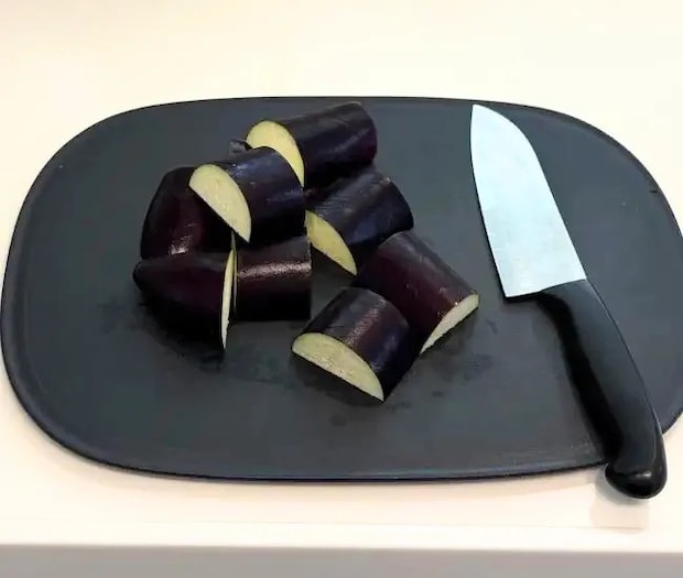 切ったナス（撮影：grapeフード編集部）