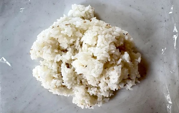 ラップにご飯を乗せた画像（撮影：エニママ）