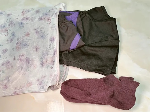 洗濯ネットに服を入れている写真（撮影：grapeライフハック編集部）