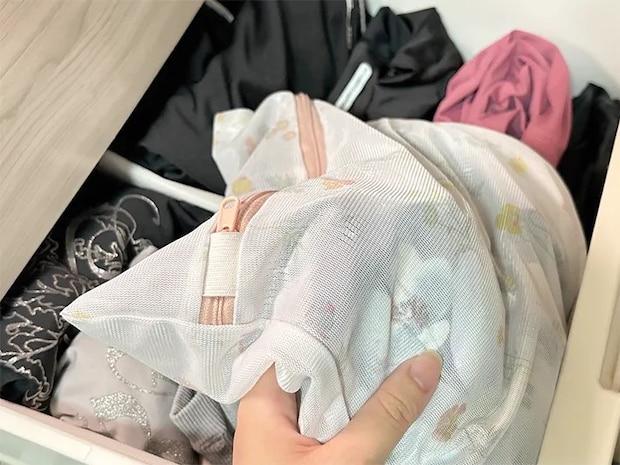 洗濯ネットを収納に使っている写真（撮影：grapeライフハック編集部）