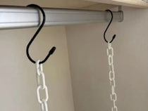 服が入りきらないクローゼット　100均で買った『あるもの』を垂らした結果が、こちら