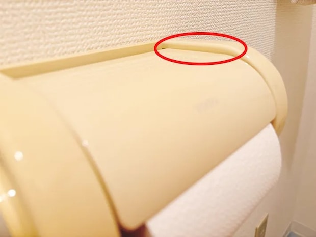 トイレットペーパーホルダーの段差の写真（撮影：grapeライフハック編集部）