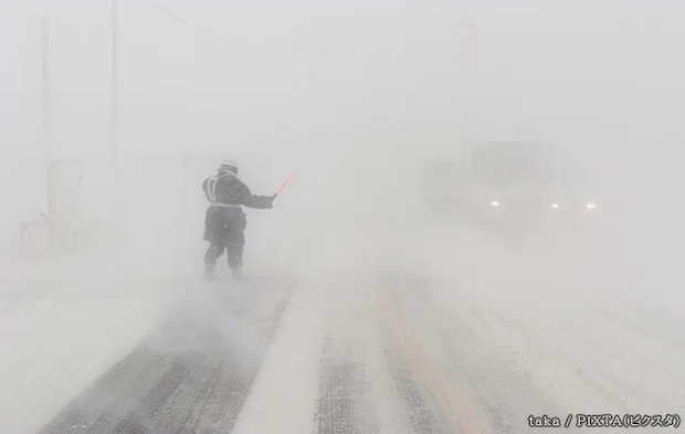 吹雪の道路の写真