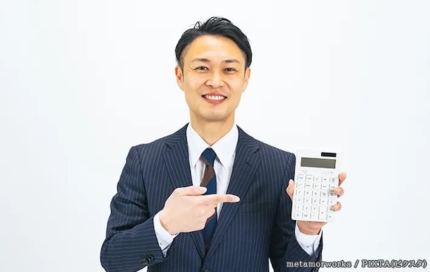 計算機を持つ男性の写真