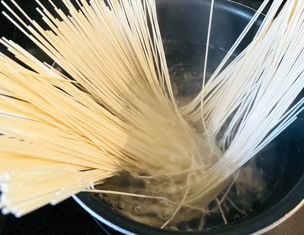 そうめんをゆでている画像（撮影：エニママ）