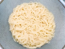 そうめん3束ペロリ！　めんつゆだけじゃない食べ方に「箸が止まらない」【簡単アレンジ】