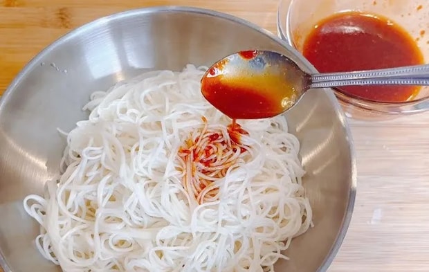『卵かけそうめん』を作る写真（撮影：キジカク）