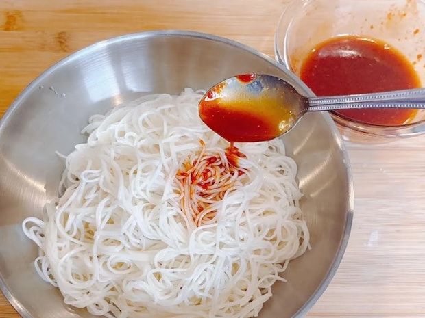 そうめんが『夏のガッツリ飯』に化ける！　無限にすすれるアレンジに「100gじゃ足りない」「夫婦であっという間に完食」