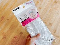 100均『シャワーキャップ』はかぶるだけじゃない！　梅雨の活用術に「これは快適」「バッグに入れたい」