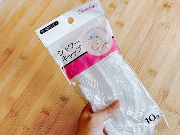 100均『シャワーキャップ』はかぶるだけじゃない! 梅雨の活用術に「これは快適」「バッグに入れたい」