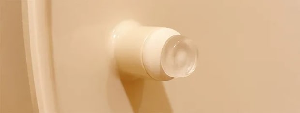 トイレの蓋の衝撃吸収材の写真（撮影：grapeライフハック編集部）