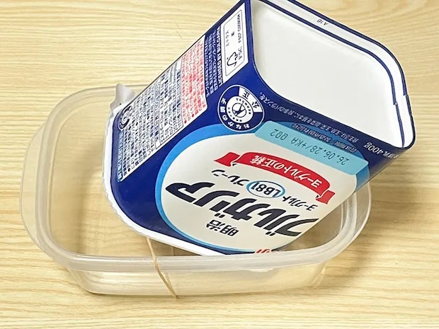 タッパーにヨーグルトの容器をひっくり返す写真（撮影：grapeフード編集部）