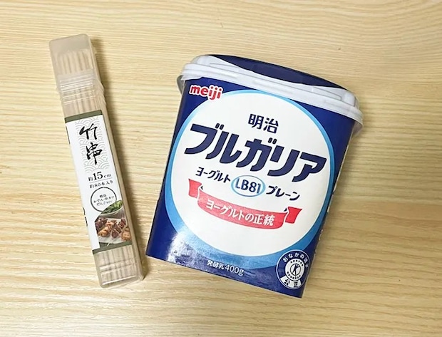 ヨーグルトと竹串の写真（撮影：grapeフード編集部）