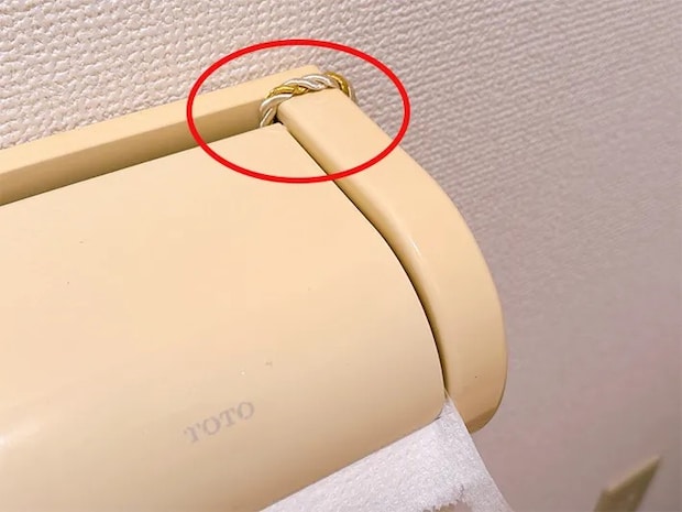 トイレットペーパーと紐の写真（撮影：grapeライフハック編集部）