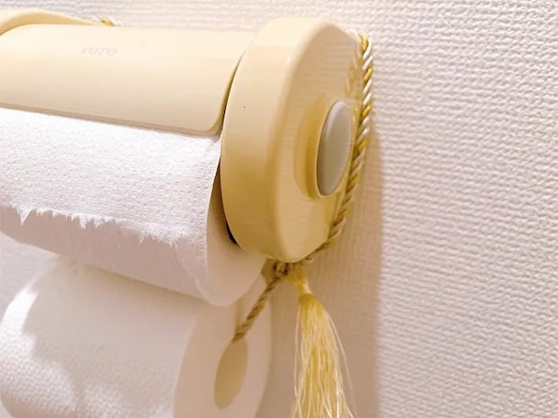 トイレットペーパーと紐の写真（撮影：grapeライフハック編集部）