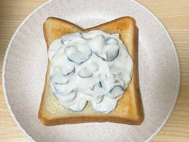 食パンにヨーグルトとキュウリの和え物をのせる写真（撮影：grapeフード編集部）