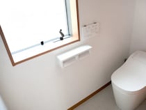 トイレ換気扇のカバー、手作りスティックで一撫ですると？　汚れの落ち方に「これは便利！」【掃除テク4選】