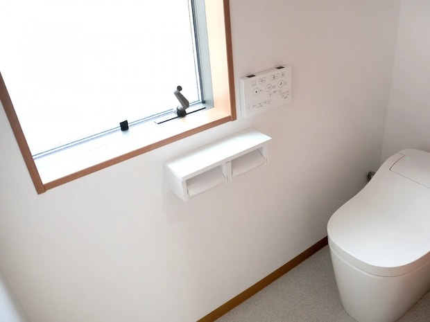 トイレ換気扇のカバー、手作りスティックで一撫ですると？　汚れの落ち方に「これは便利！」【掃除テク4選】