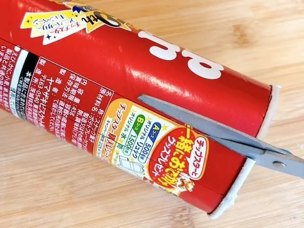 チップスターの空き箱、捨てないで！　意外な収納技に「これこそシンデレラフィット！」