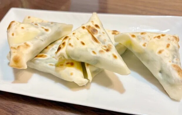 皿に盛り付けた『6Pチーズ包み焼き』の画像（撮影：エニママ）